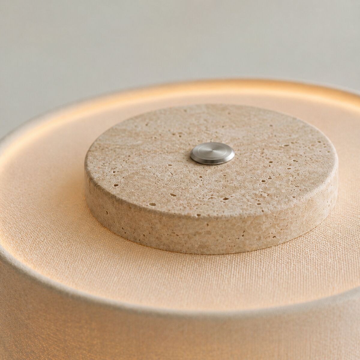 Petra | Portabel Bordlampe i Naturlig Marmor